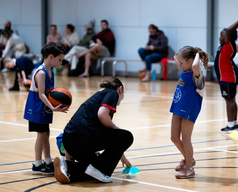 Toddlers playing Kindlings basketball